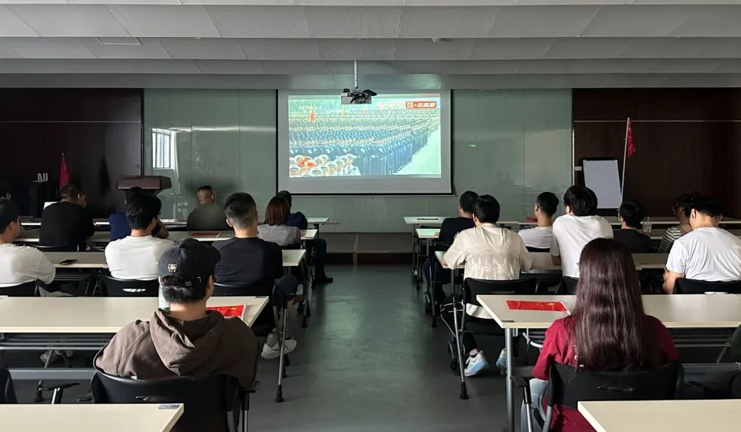 愿以吾辈之青春 捍卫盛世之中华 | 江苏铂莱国际组织观看九三阅兵仪式 愿以吾辈之青春 捍卫盛世之中华 | 江苏铂莱国际组织观看九三阅兵仪式