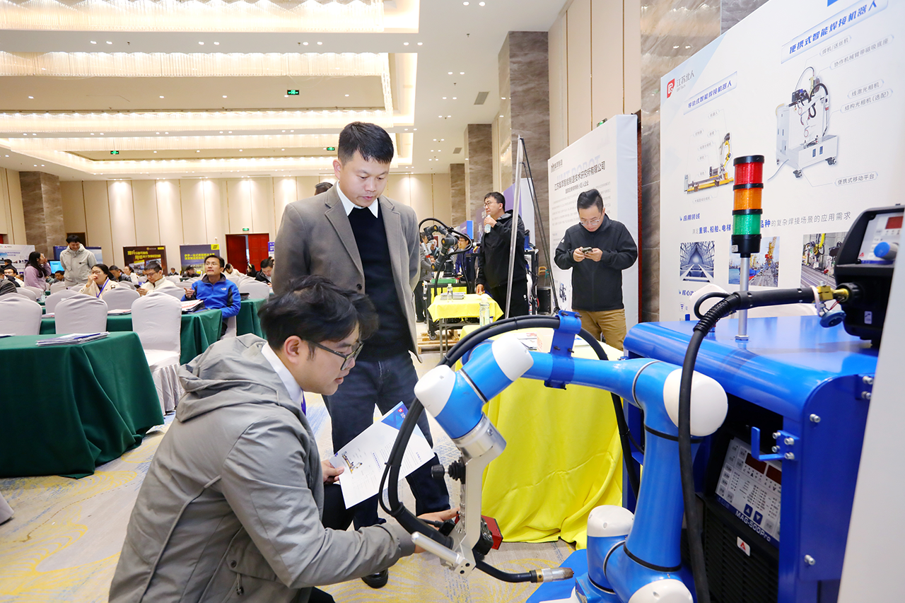 江苏铂莱国际携便携式智能焊接机器人亮相2025船舶工业数智化创新技术交流大会 江苏铂莱国际携便携式智能焊接机器人亮相2025船舶工业数智化创新技术交流大会